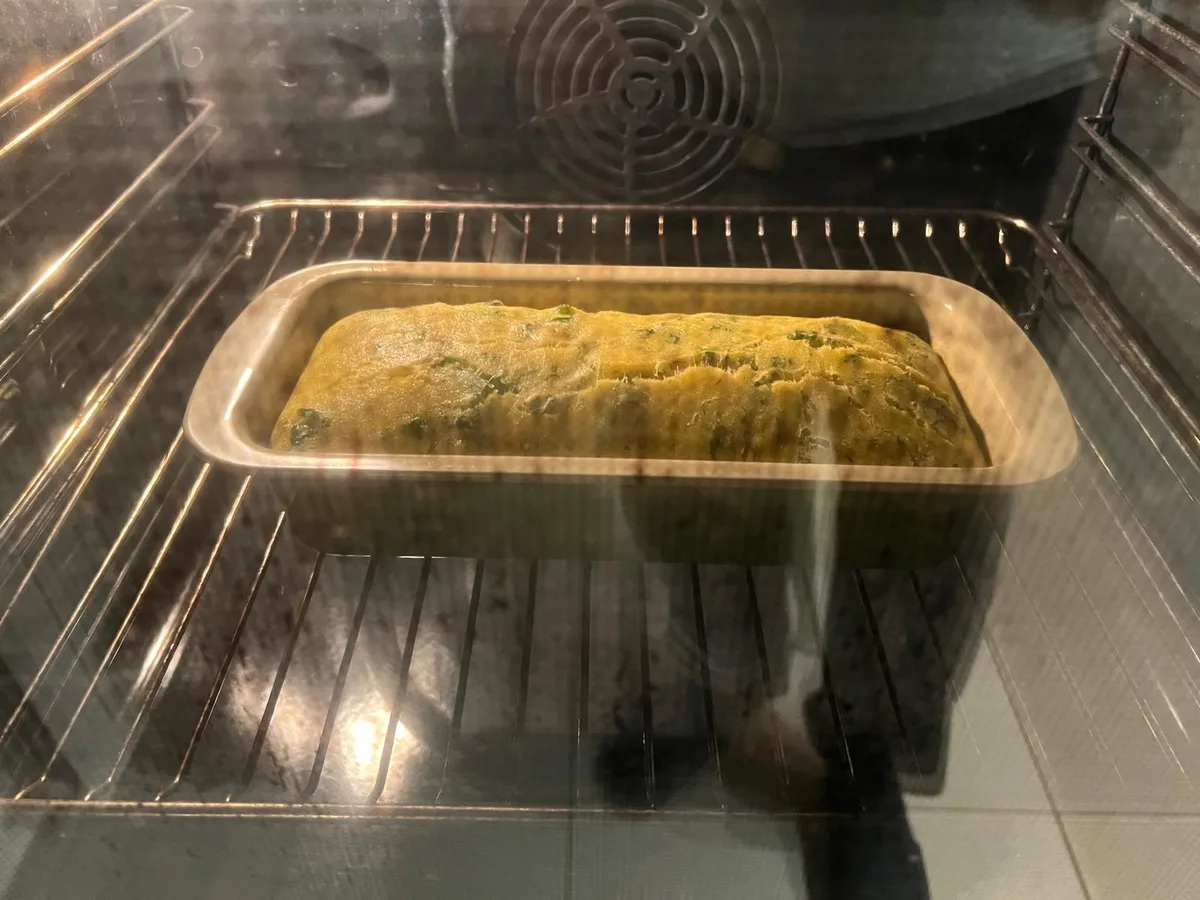 Brandnetelbrood in de oven — goudbruine korst
