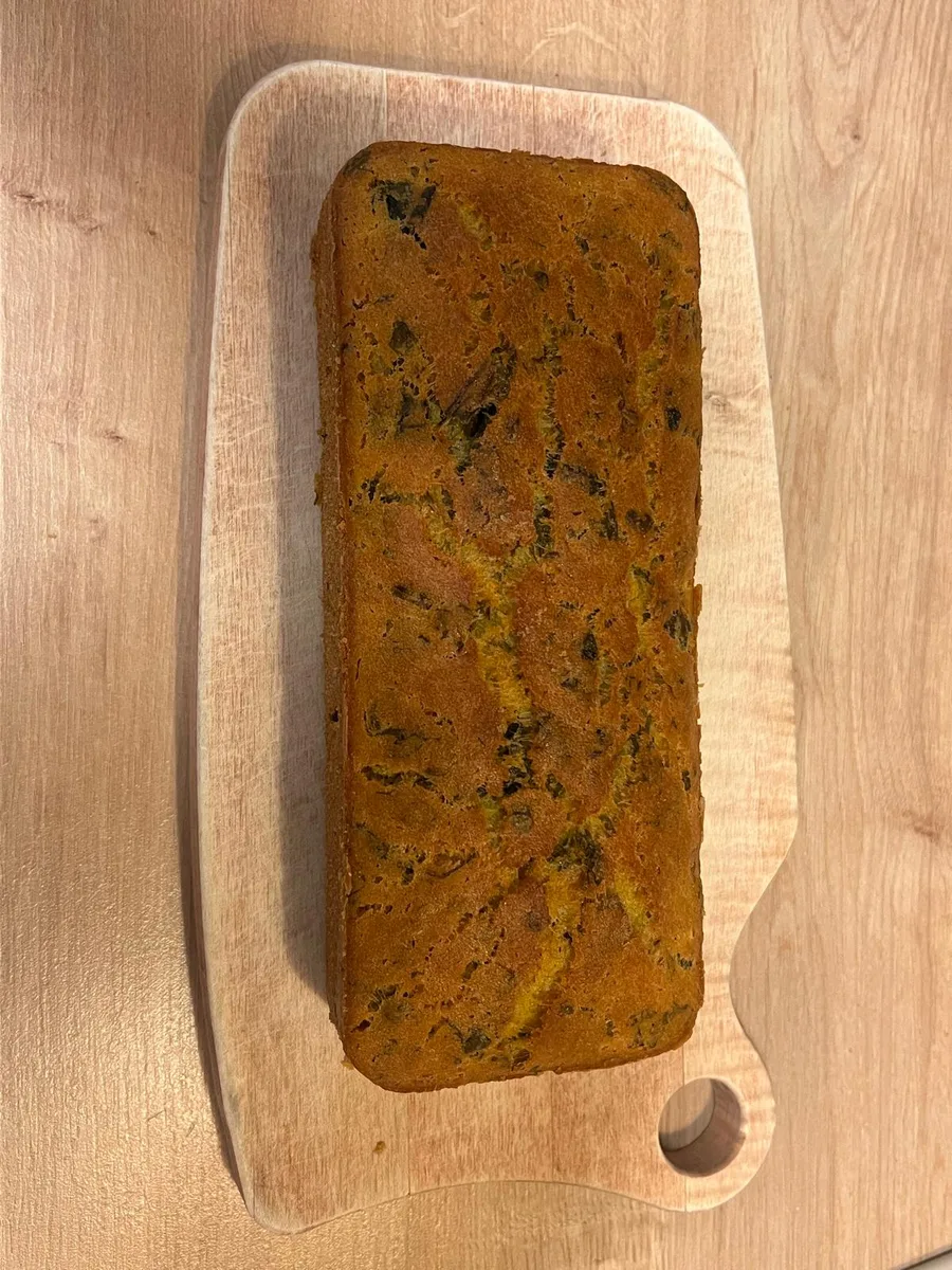 Brandnetelbrood op snijplank