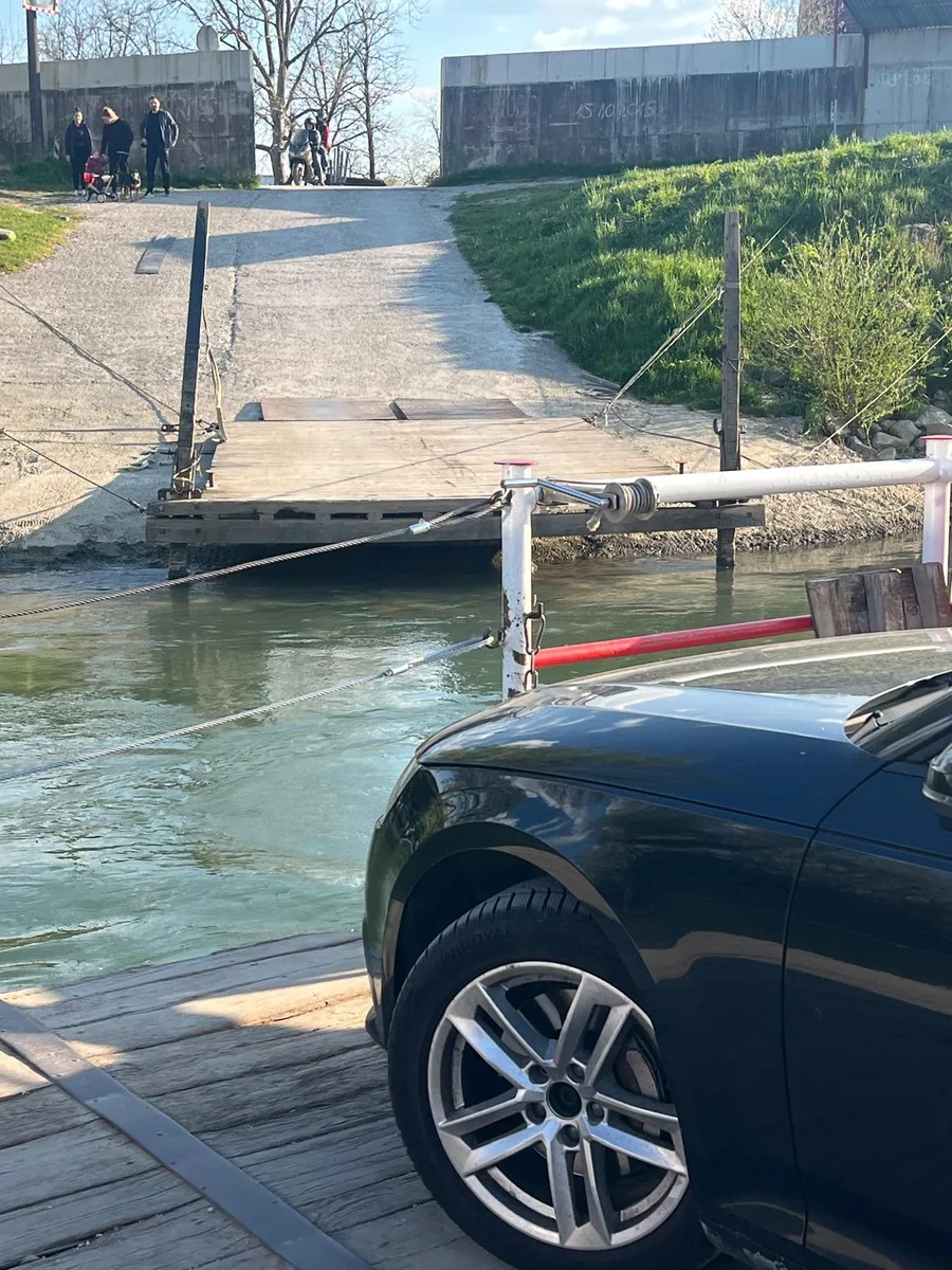 Auto rijdt van de pont over de Sava