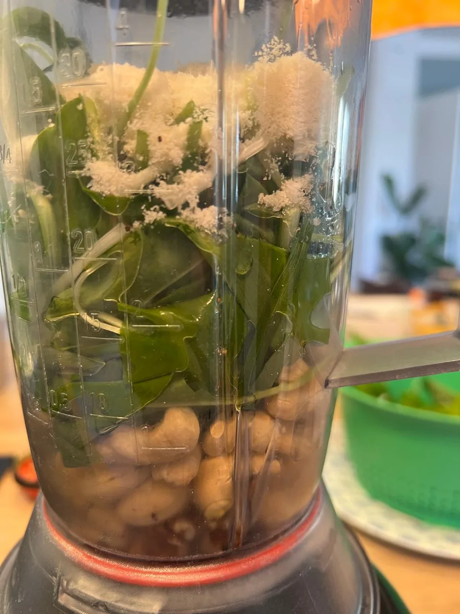 Daslook, noten en parmezaan in de blender