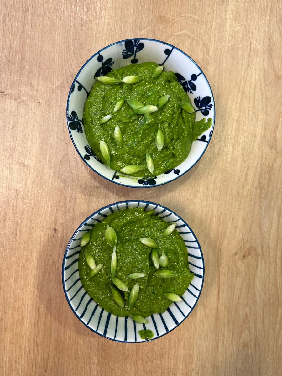 Klaar daslook pesto in schaaltjes